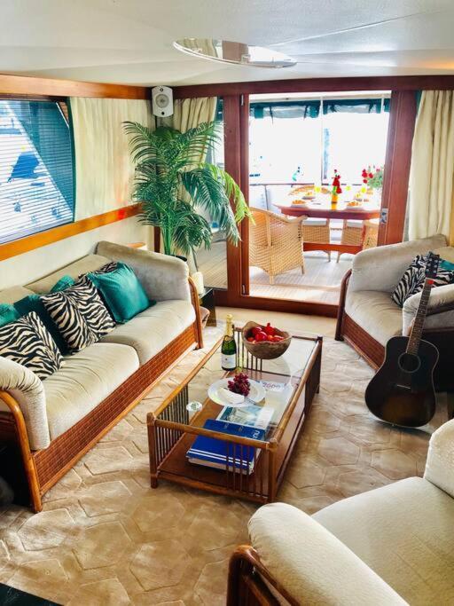 Bateau-hôtel Super Yacht Temptation With A Hot Tub Jacuzzi On The South Coast Uk