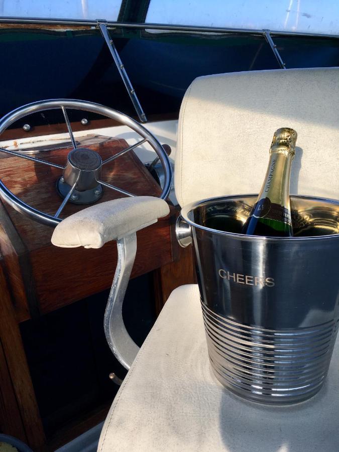 Super Yacht Temptation With A Hot Tub Jacuzzi On The South Coast Uk Bateau-hôtel *